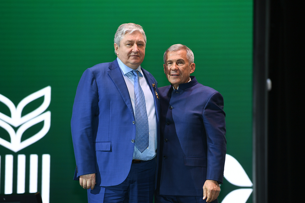 რუსტამ მინიხანოვმა აგვისტოს კომპანიების ჯგუფის ხელმძღვანელი ალექსანდრე უსკოვი შებინდების ორდენით დააჯილდოვა